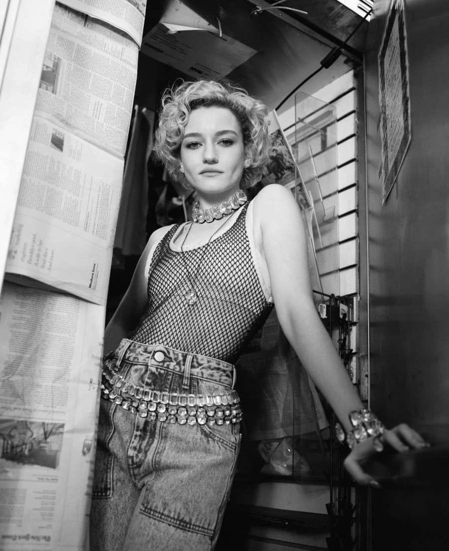 Yeni Madonna Kim Olacak? Julia Garner