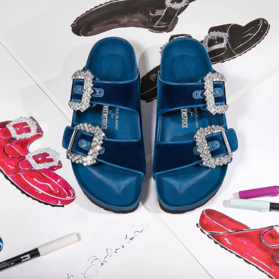 Şıklığın Arkasındaki Rahatlık Monalo Blahnik ve Birkenstock tasarım estetiklerini ortak noktada buluşturuyor.
