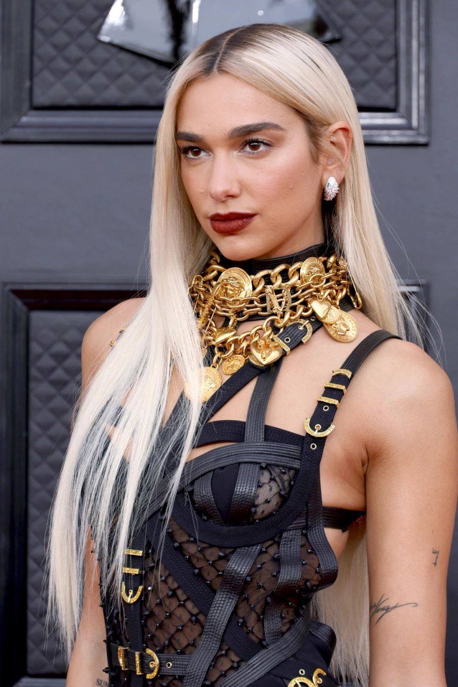 Dua Lipa’nın Donatella Versace'ye Dönüşümü Dua Lipa’nın Donatella Versace'ye Dönüşümü