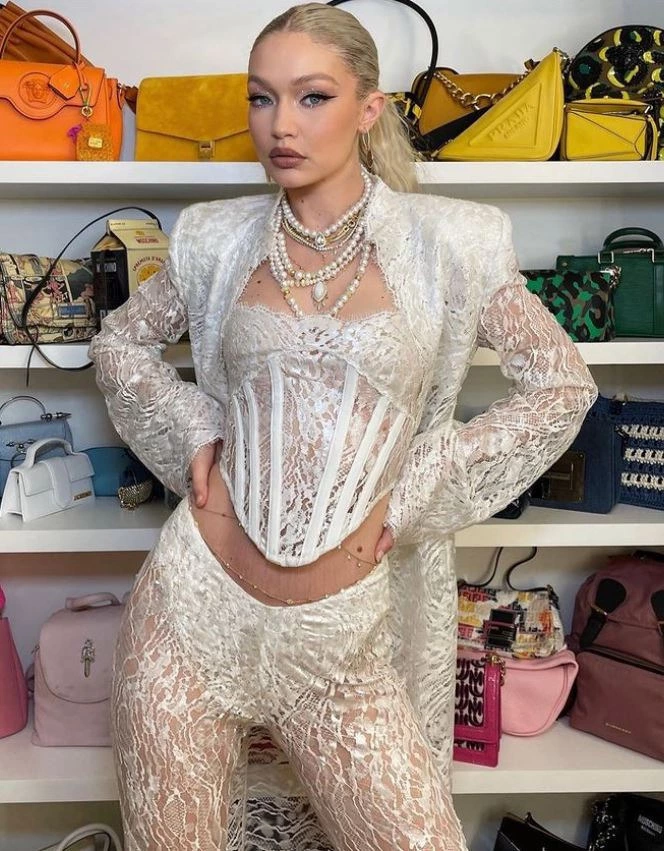 Gigi’nin Tercihi Beyaz Dantelden Yana Gigi’nin Tercihi Beyaz Dantelden Yana