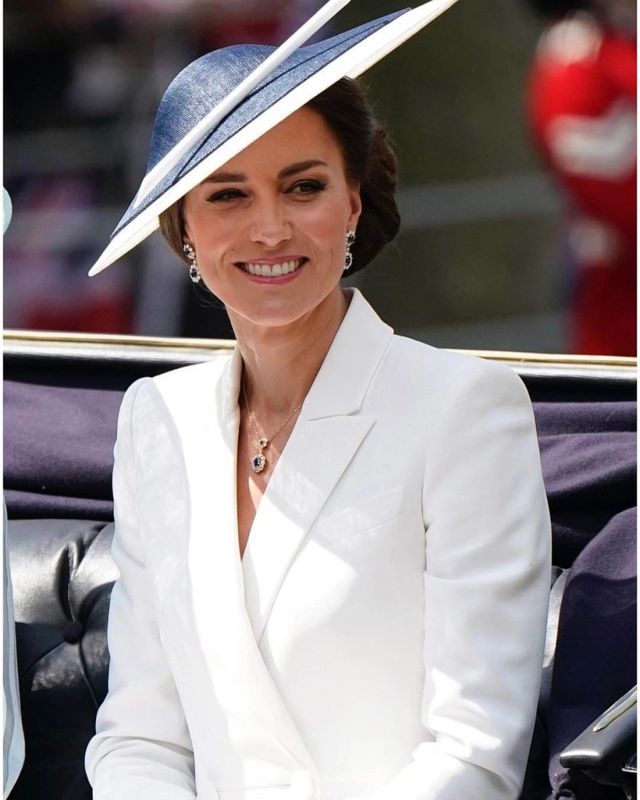 Kate Middleton’ın Tören Görünümünden Winona Ryder’ın Yüzü Olduğu Yeni Kampanyaya Haftanın Moda Haberleri Kate Middleton