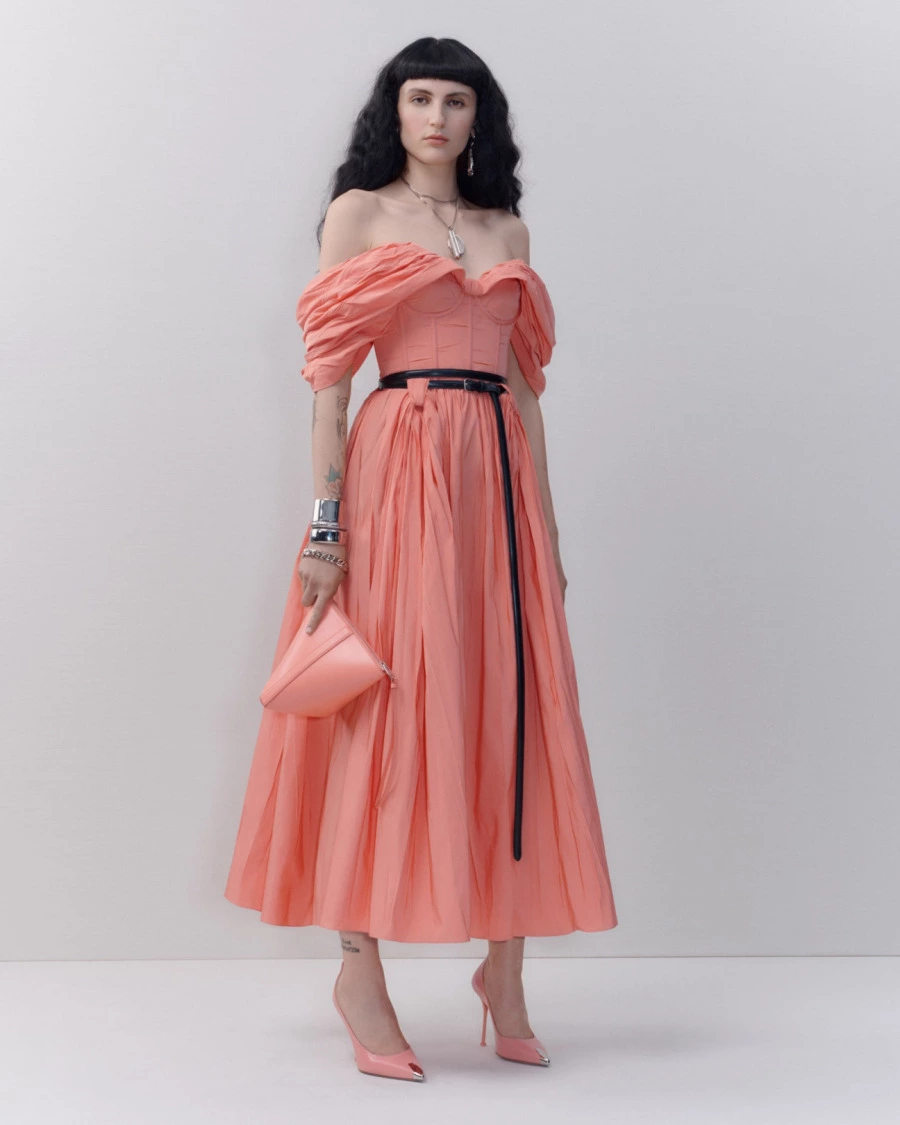 Alexander McQueen'den 12 Sanatçıya Yaratıcı Bir Özgürlük Alanı Alexander McQueen'den 12 Sanatçıya Yaratıcı Bir Özgürlük Alanı