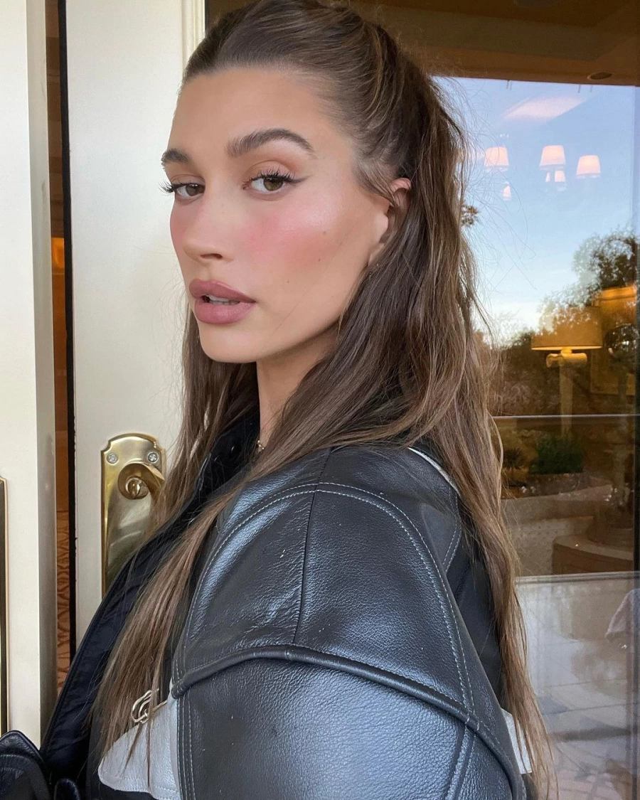Hailey Bieber'ın Natürel ve Pratik Makyaj Rutini Hailey Bieber'ın Naturel Makyaj Rutini