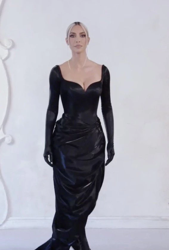 Kim Kardashian, Dua Lipa ve Nicole Kidman Balenciaga'nın Couture Show'unda Podyumda Yürüdüler