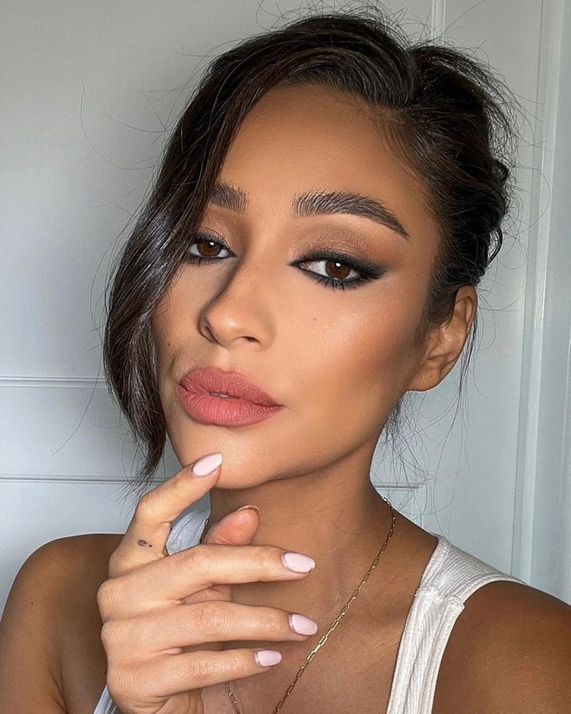 TikTok’un Yeni Makyaj Trendi: Fondöteni Suyla Karıştırmak TikTok, makyaj