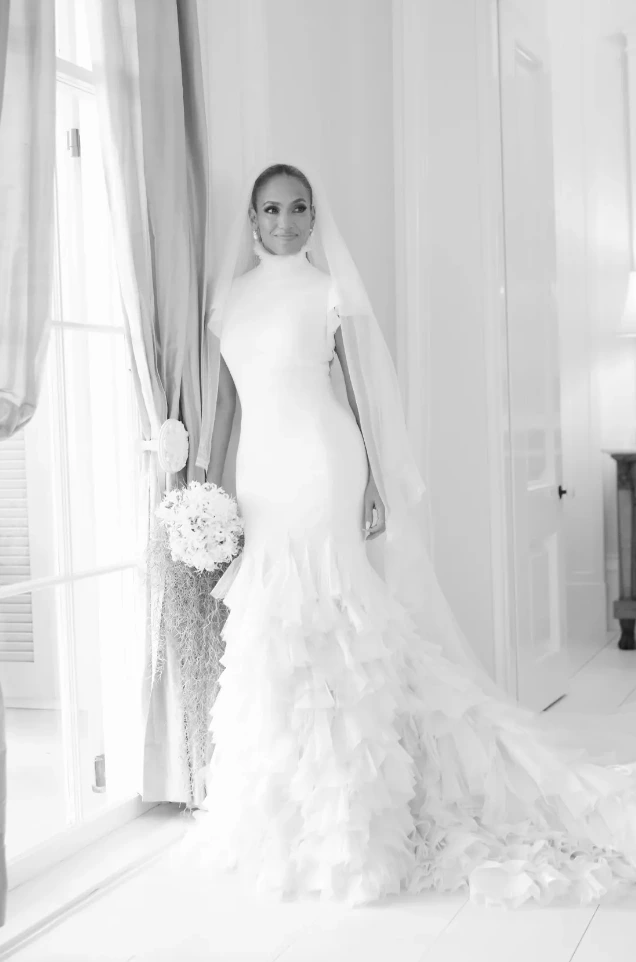 Jennifer Lopez'in Gelinliğine Özel Bir Bakış Jennifer Lopez