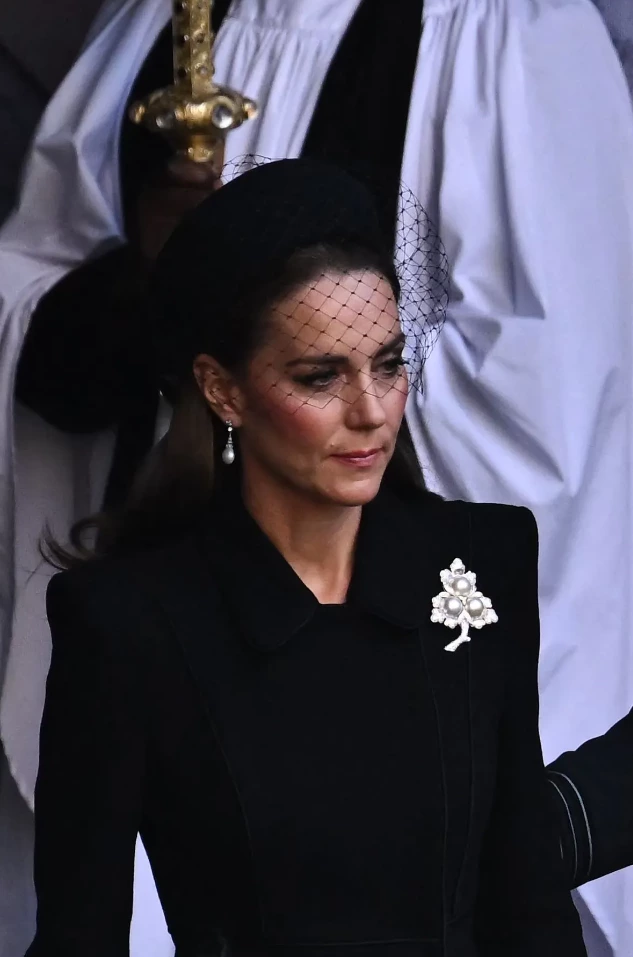 Galler Prensesi İnci Bir Broşla Kraliçeyi Andı Kate Middleton