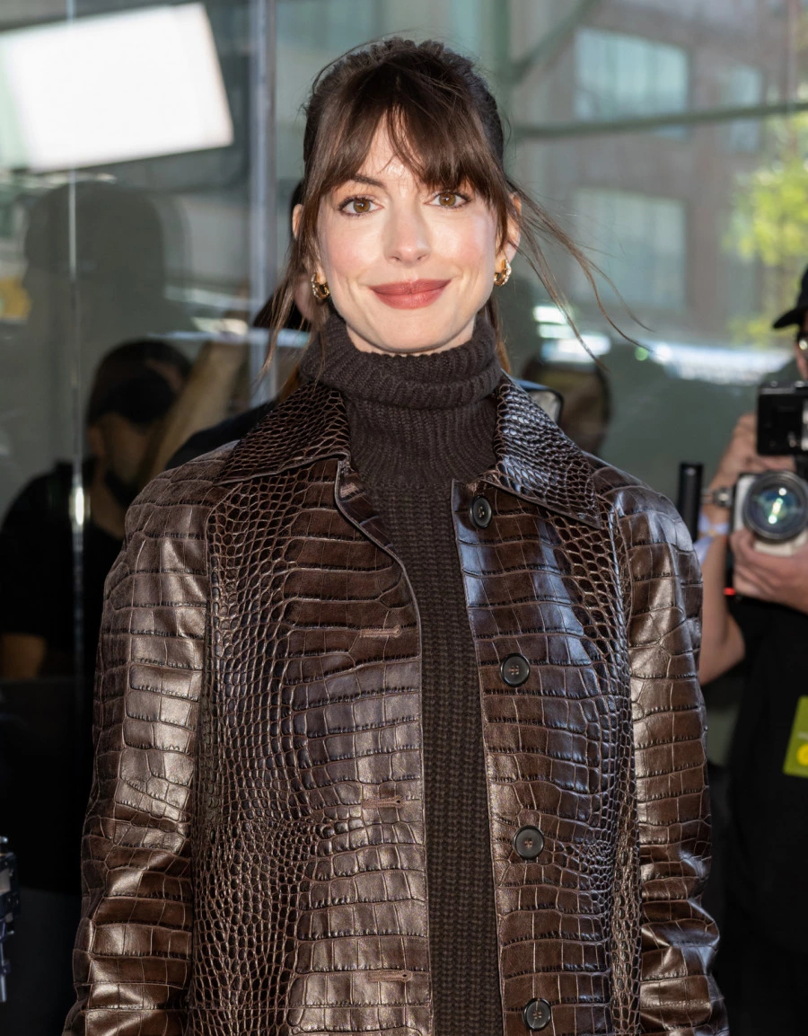 Anne Hathaway’in Eskileri Anımsatan Stilinden Hailey Bieber İmzası Taşıyan Koleksiyona Haftanın Moda Haberleri Anne Hathaway