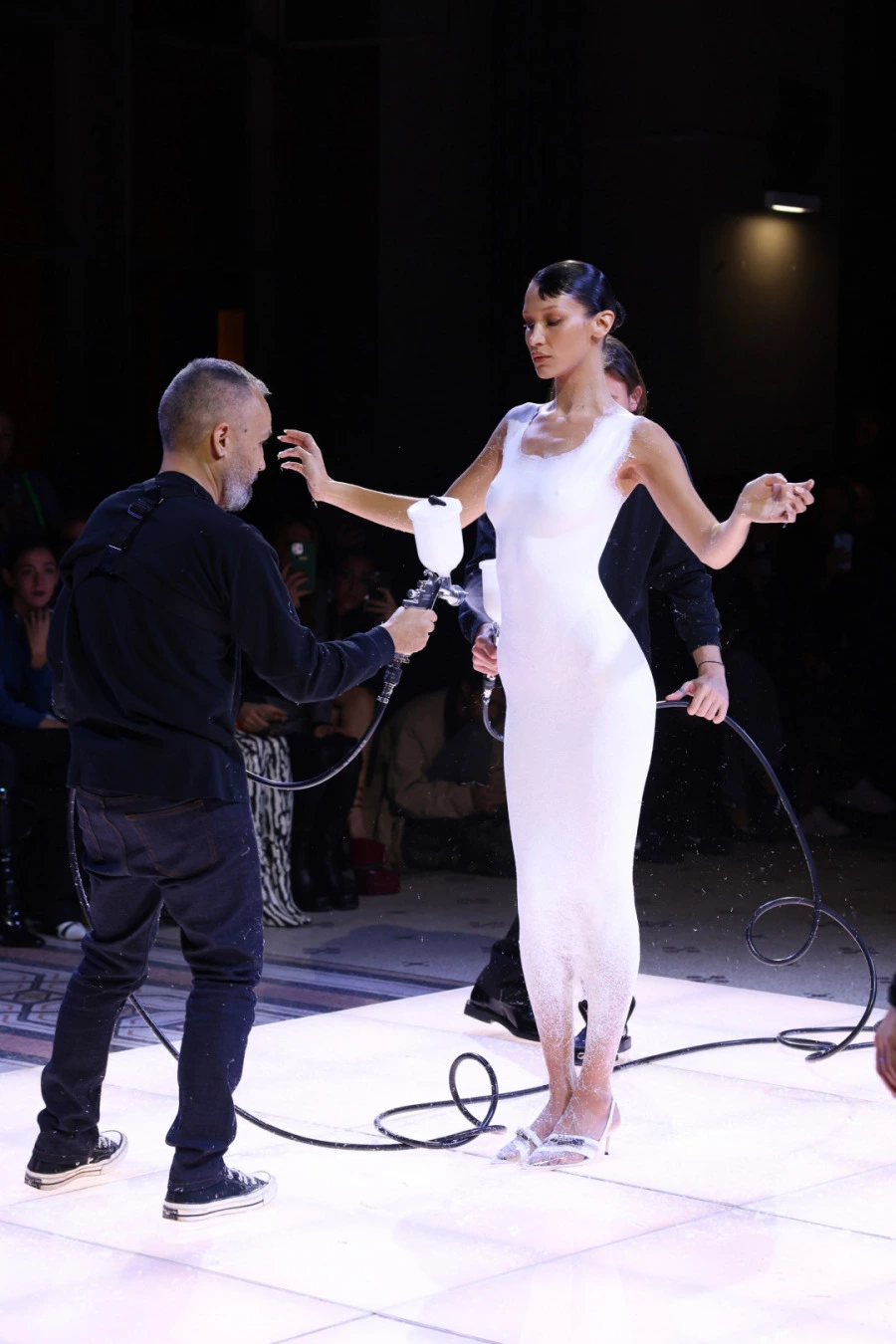 Bella Hadid ve Fütüristik Coperni Elbisesi Bella Hadid ve Fütüristik Coperni Elbisesi