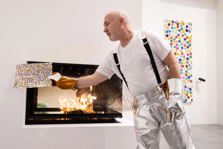 Galeriden Yükselen Dumanlar: Damien Hirst Eserlerini Yakıyor Galeriden Yükselen Dumanlar: Damien Hirst Eserlerini Yakıyor