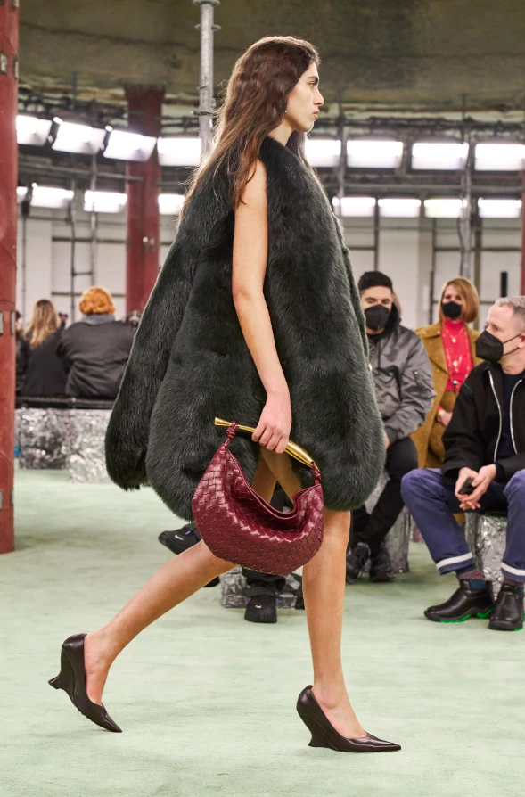 Bottega Veneta'dan Yeni Arzu Nesnesi Bottega Veneta
