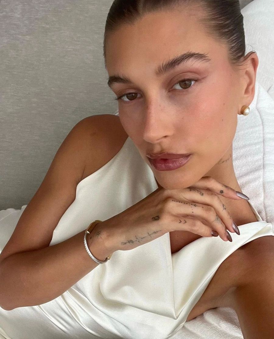 Hailey Bieber'dan Yeni Ruj Trendi: Glazed Brownie Hailey Bieber'dan Yeni Ruj Trendi: Glazed Brownie