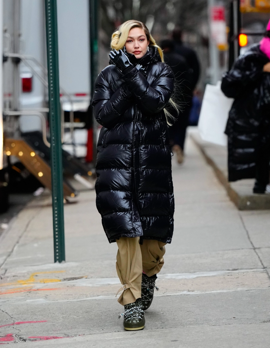 Gigi Hadid'in Moon Boot'larından Givenchy x Disney İşbirliğine Haftanın Moda Haberleri Gigi Hadid'in Moon Boot'larından Givenchy x Disney İşbirliğine Haftanın Moda Haberleri