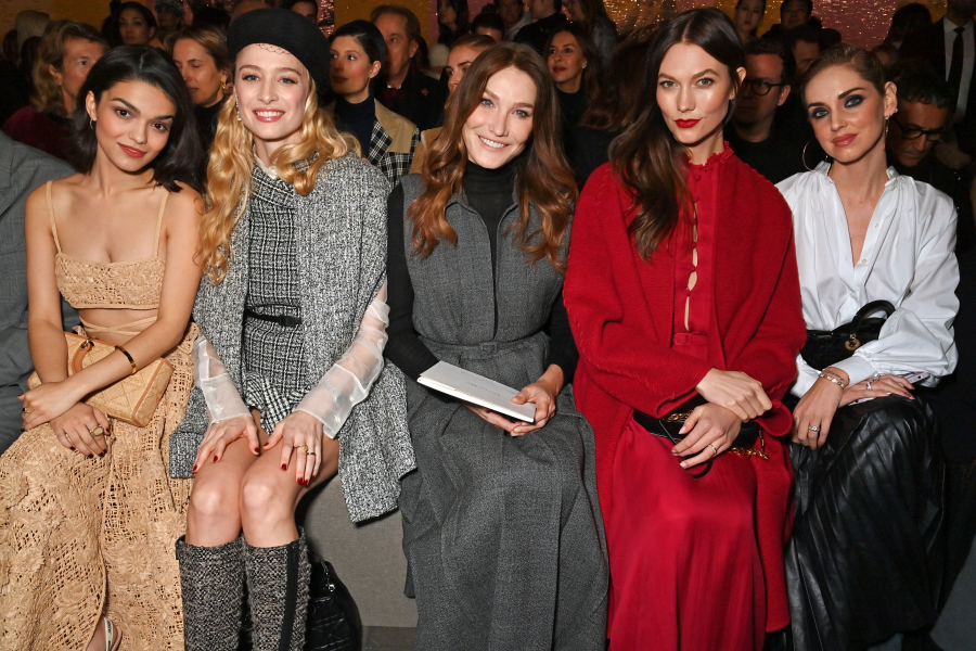 Rachel Zegler, Beatrice Borromeo Casiraghi, Carla Bruni, Karlie Kloss ve Chiara Ferragni @ Dior