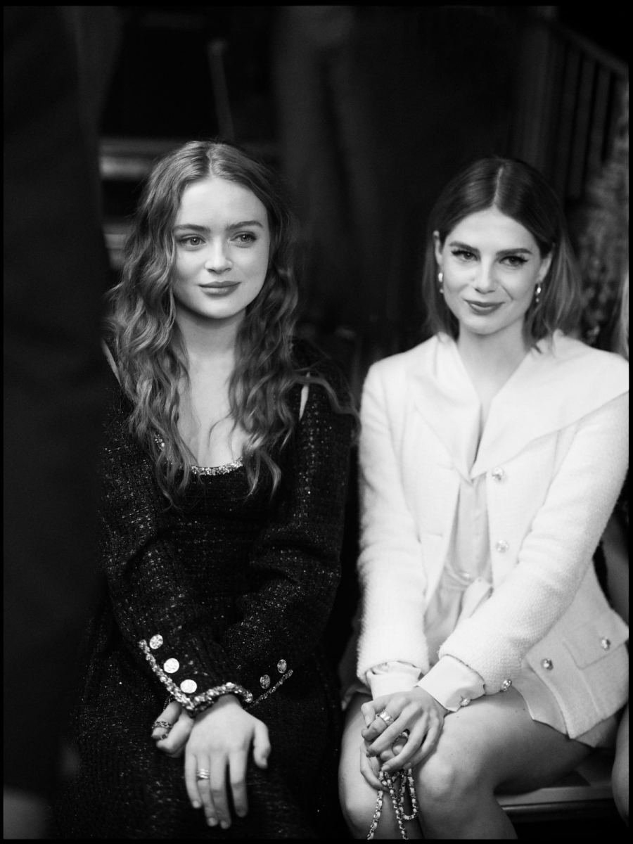 Sadie Sink ve Lucy Boynton @ Chanel