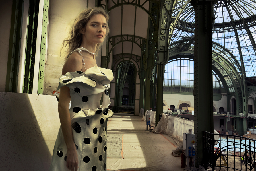 Natalia Vodianova, puantiyeli elbisesi içinde objektife bakıyor.