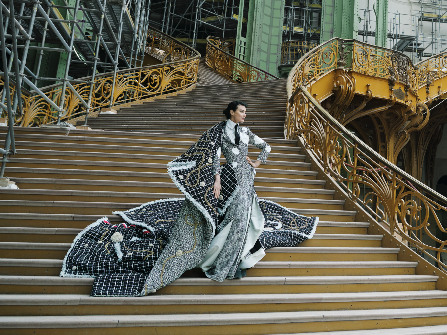 Shalom Harlow, Grand Palais’nin görkemli merdivenlerinden iniyor. 