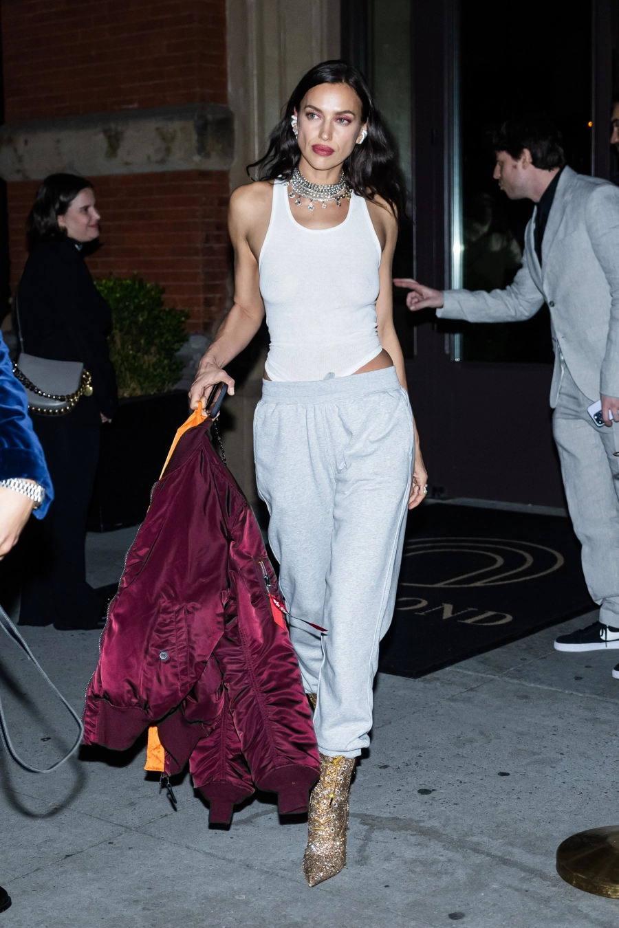 Irina Shayk, Karl Lagerfeld'in Moda Kurallarına Karşı Geldi Irina Shayk, Karl Lagerfeld'in Moda Kurallarına Karşı Geldi