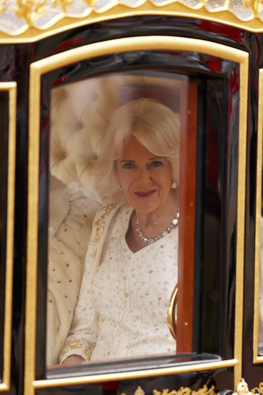 Konsort Kraliçe Camilla'nın Elbisesinin Arkasındaki İsim: Bruce Oldfield Konsort Kraliçe Camilla'nın Elbisesinin Arkasındaki İsim: Bruce Oldfield