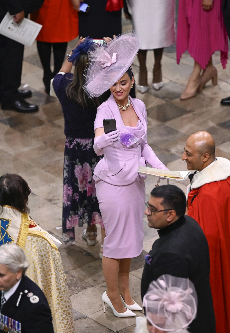 Londra'da Katy Perry’den Göz Kamaştırıcı Vivienne Westwood Şıklığı Londra'da Katy Perry’den Göz Kamaştırıcı Vivienne Westwood Şıklığı