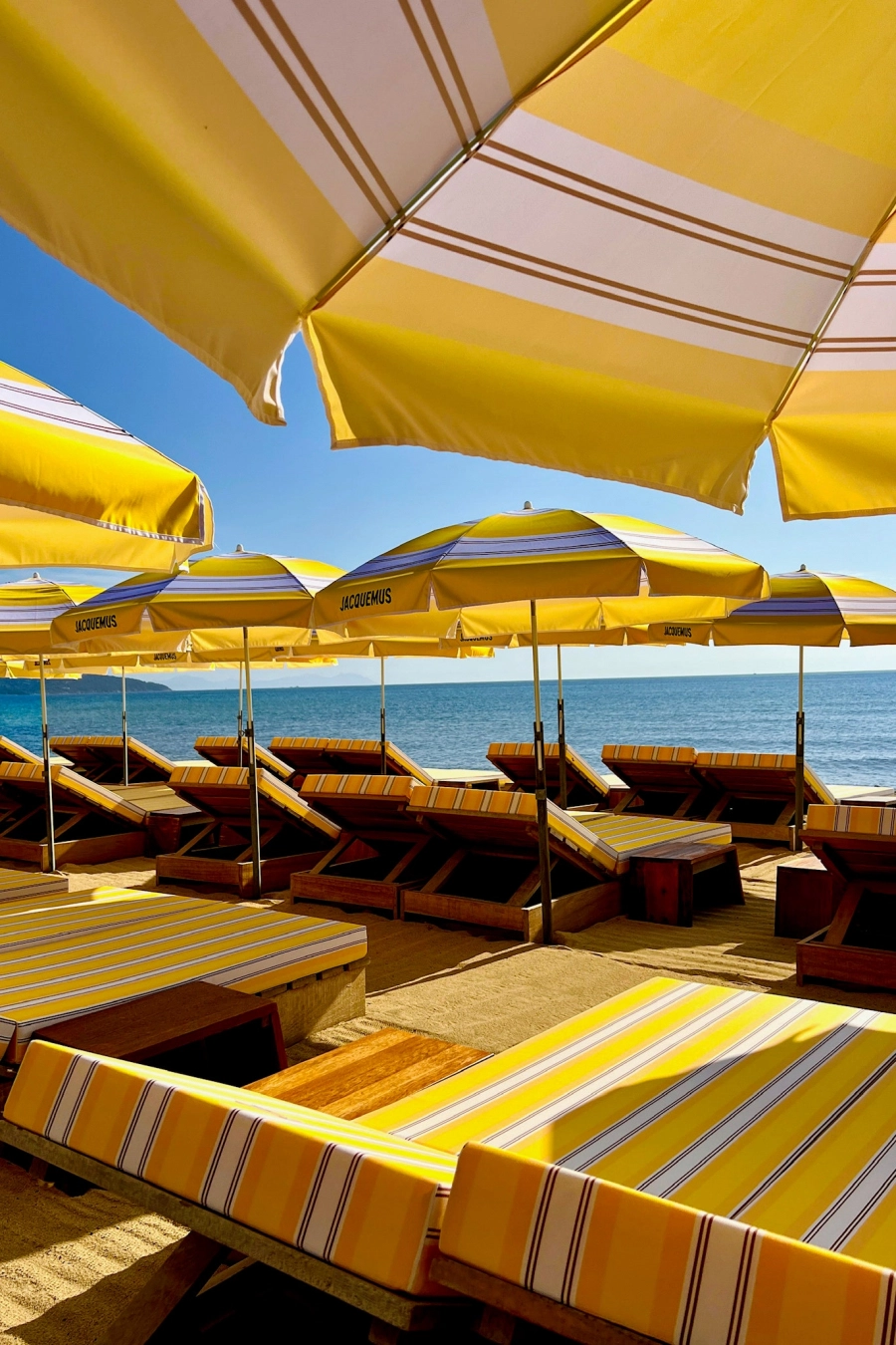 Bu Yaz Saint Tropez'deki Jacquemus Beach'in Tadını Çıkarın Bu Yaz Saint Tropez'deki Jacquemus Beach'in Tadını Çıkarın