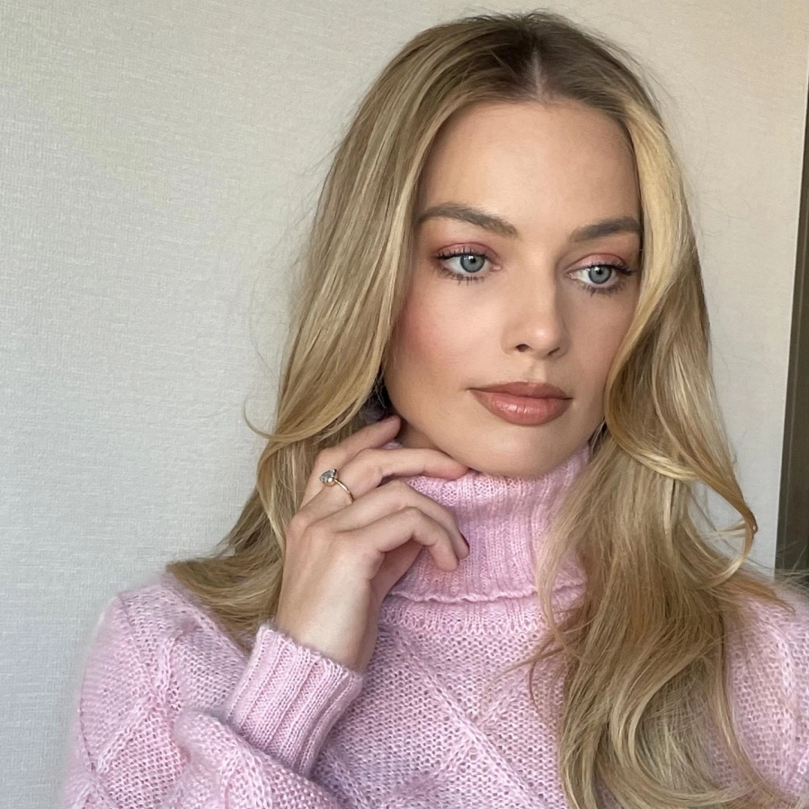 Margot Robbie'den Barbie Manikürü Margot Robbie'den Barbie Manikürü