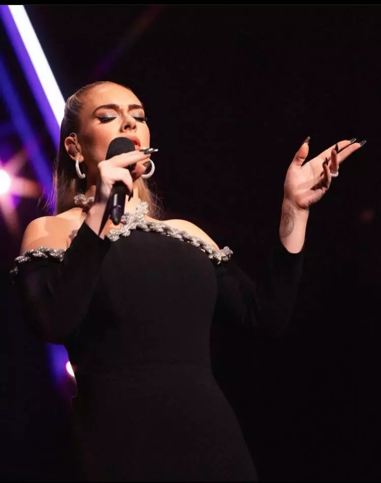 Adele, Las Vegas Konseri İçin Özel Dikim Stella McCartney Tasarımı Tercih Etti Adele, Las Vegas Konseri İçin Özel Dikim Stella McCartney Tasarımı Tercih Etti
