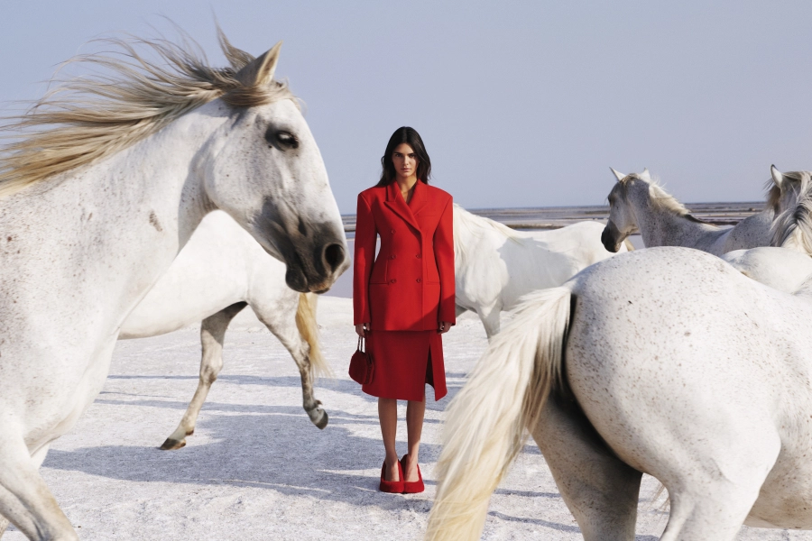 Kendall Jenner ile StellaMcCartney'in At Tutkusu Kendall Jenner ile StellaMcCartney'in At Tutkusu