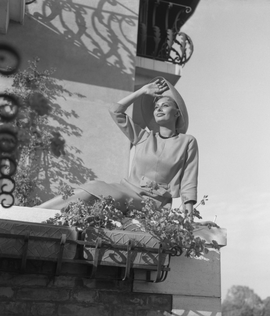 1958 - Sophia Loren, 19. Venedik Film Festivali'nde otelinin terasında dinlenirken