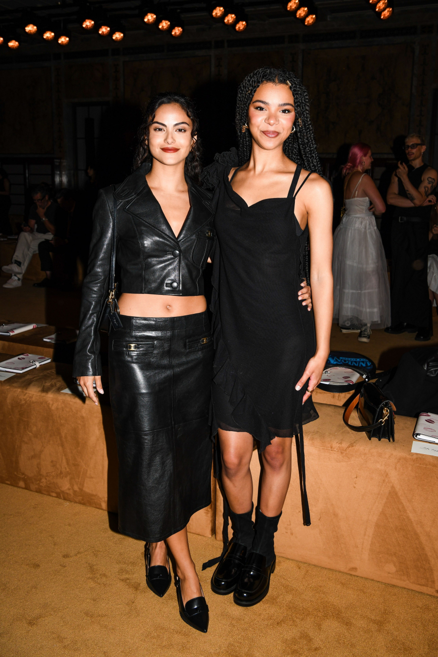 Camila Mendes ve India Amarteifio - Coach