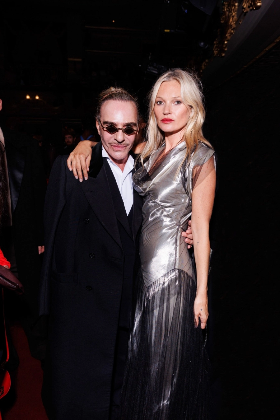 Kate Moss'un Vogue World: London'da Giydiği Özel Lamé Elbise John Galliano'nun Süpermodele Aşk Mektubu Kate Moss'un Vogue World: London'da Giydiği Özel Lamé Elbise John Galliano'nun Süpermodele Aşk Mektubu