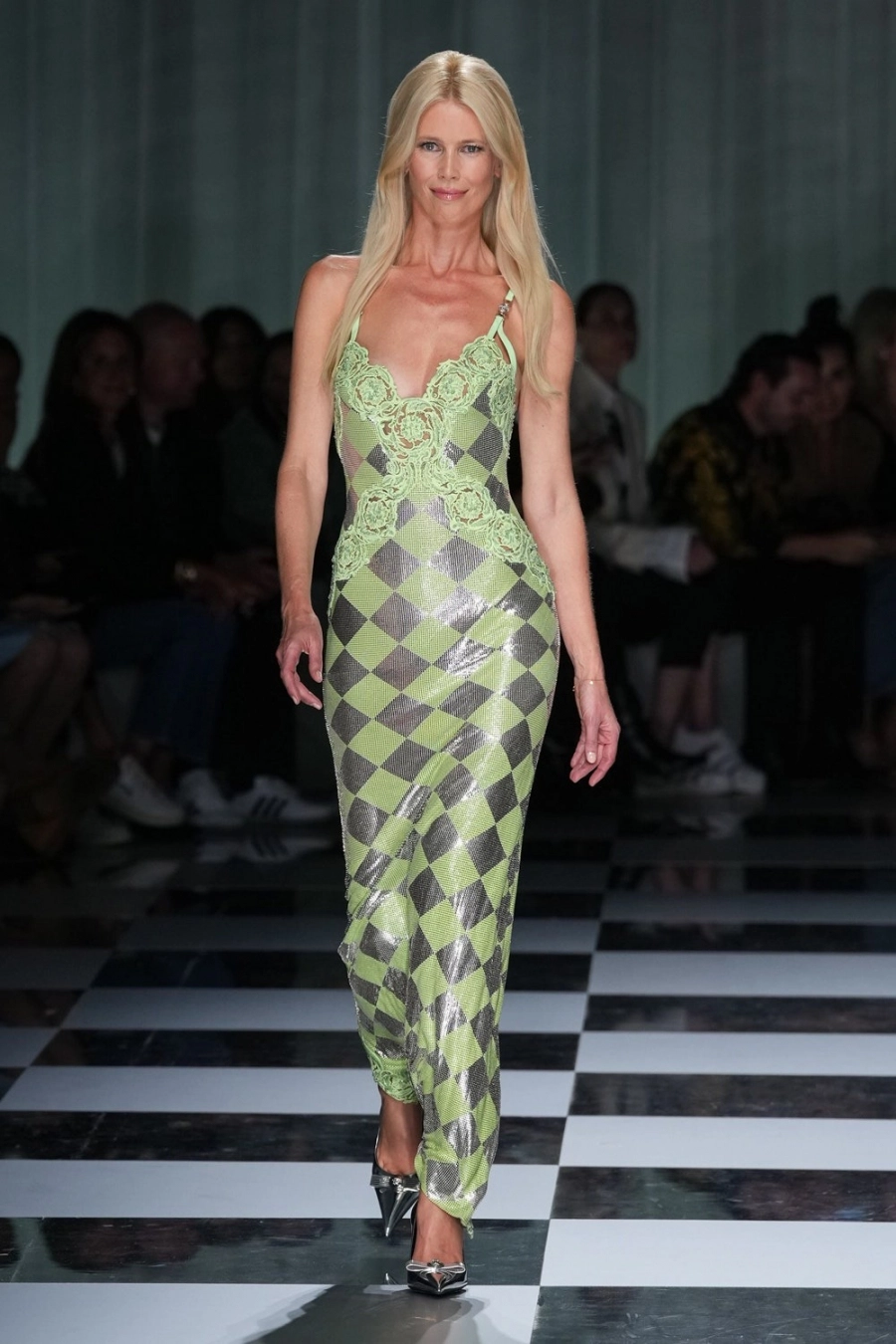 Claudia Schiffer, Versace Defilesiyle Podyumlara Dönüş Yapıyor Claudia Schiffer, Versace Defilesiyle Podyumlara Dönüş Yapıyor