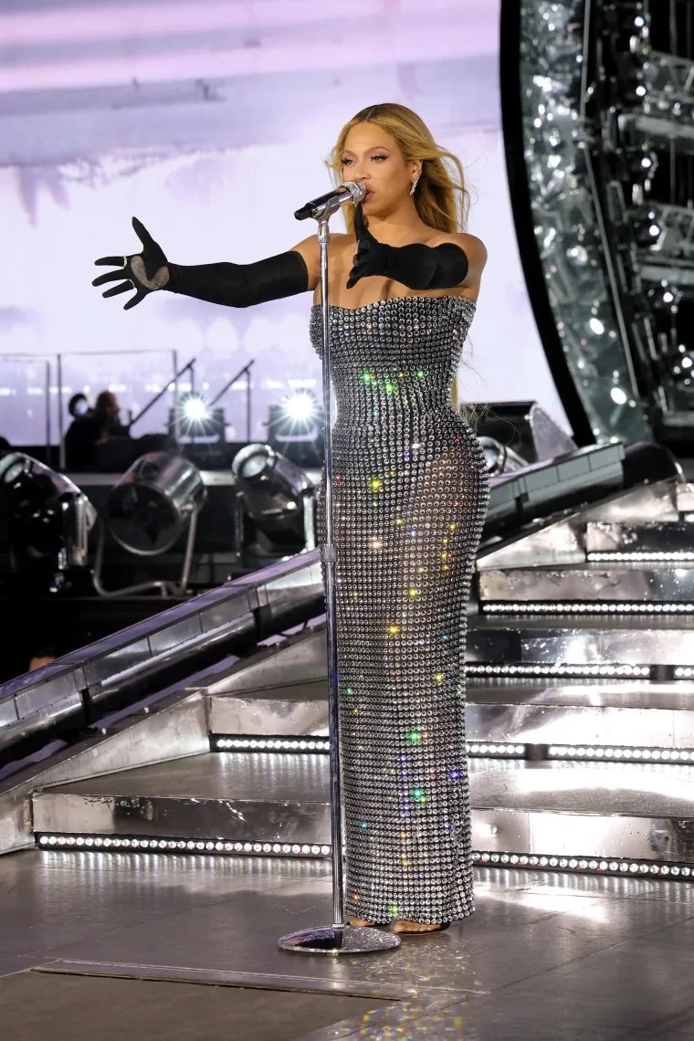 Beyonce Final Konserinde Balenciaga Tercih Etti Beyonce Final Konserinde Balenciaga Tercih Etti
