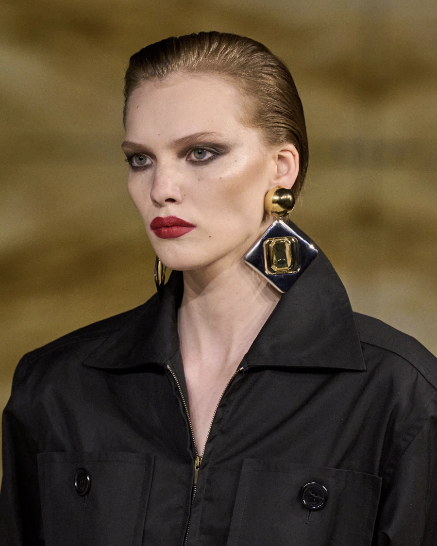 2024 İlkbahar/Yaz Paris Moda Haftası'nın Öne Çıkan Güzellik Görünümleri Paris Moda Haftası'nın Öne Çıkan Güzellik Görünümleri