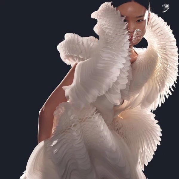 Iris van Herpen’ın 'Sculpting The Senses' Sergisine Dair Iris van Herpen’ın 'Sculpting The Senses' Sergisine Dair