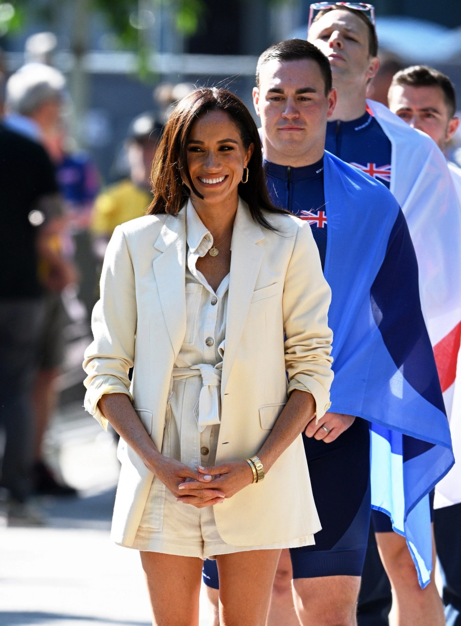 Meghan Markle'ın Kıyafet Seçiminde Sembolik Minimalizm Meghan Markle'ın Kıyafet Seçiminde Sembolik Minimalizm