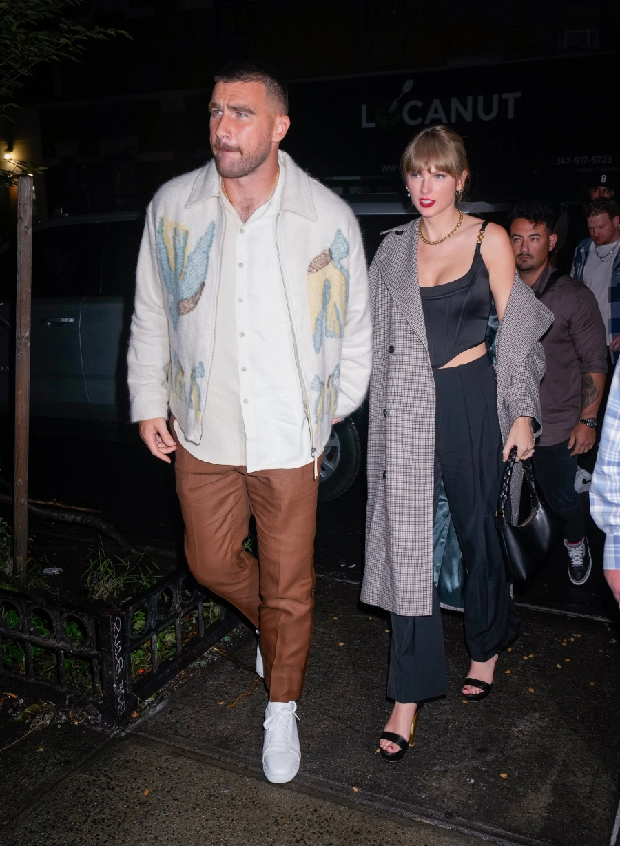 Taylor Swift ve Travis Kelce İlk Kez El Ele Görüntülendi Taylor Swift ve Travis Kelce İlk Kez El Ele Görüntülendi