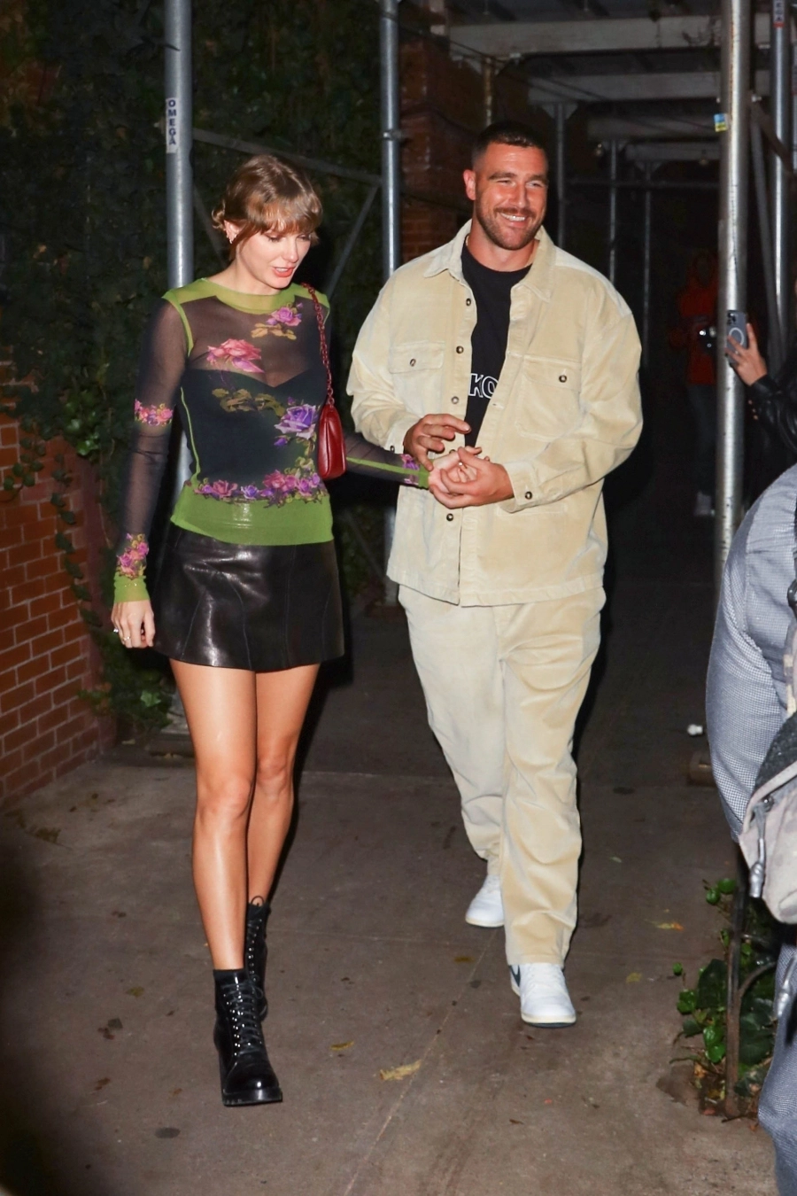 Taylor Swift'ten Transparan Trendine Yeni Bir Yorum Taylor Swift'ten Transparan Trendine Yeni Bir Yorum