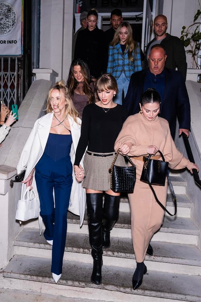 Taylor Swift, Selena Gomez ve Daha Fazlası Destansı Bir Kızlar Gecesine Çıktı