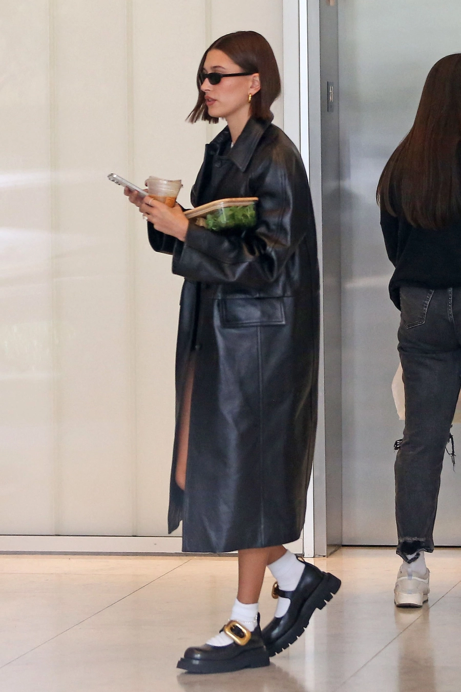 Hailey Bieber Dünyanın En Cesur Mary-Jane'lerini Giydi Hailey Bieber Dünyanın En Cesur Mary-Jane'lerini Giydi