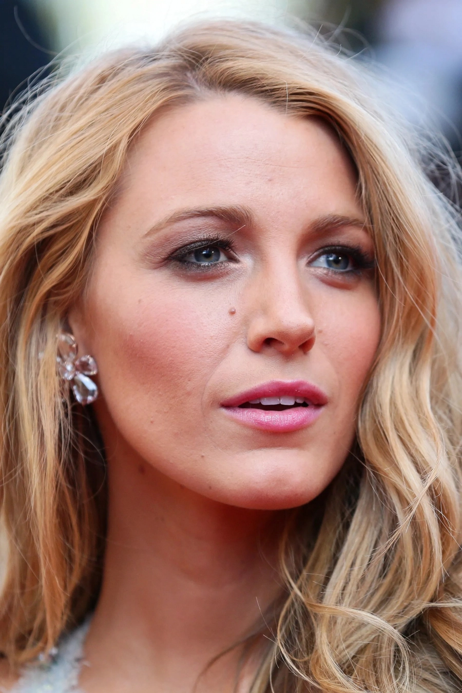 Blake Lively Maniküründe Duvar Kağıdından İlham Aldı Blake Lively Maniküründe Duvar Kağıdından İlham Aldı