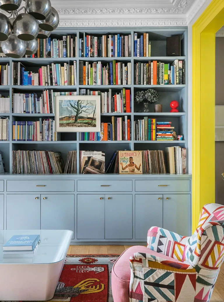 "Bookshelf Wealth" Trendi ve Kitaplıkların Ev Atmosferine Etkisi