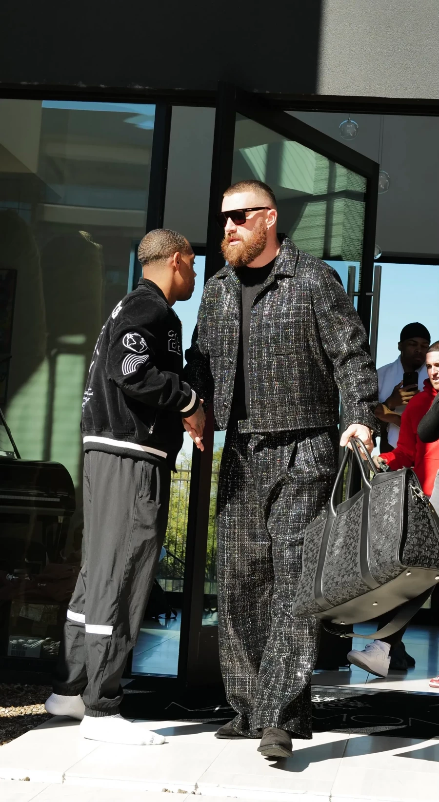 Travis Kelce, 2024 Super Bowl için Özel Yapım Amiri Giydi Travis Kelce, 2024 Super Bowl için Özel Yapım Amiri Giydi