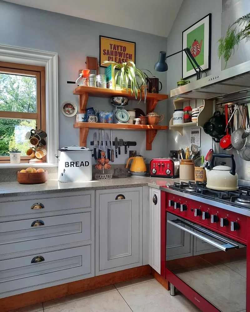2024’ün Dekorasyon Trendlerinden Kitschy Kitchen Retro Esintili Mutfaklar Öneriyor 2024’ün Dekorasyon Trendlerinden Kitschy Kitchen Retro Esintili Mutfaklar Öneriyor