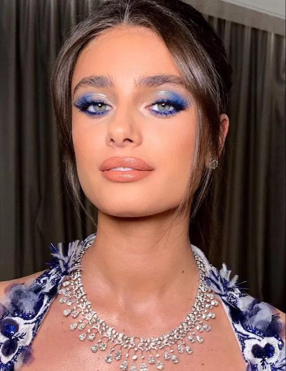 2024 Baharının Makyaj Trendi: Aquamarine Beauty 2024 Baharının Makyaj Trendi: Aquamarine Beauty