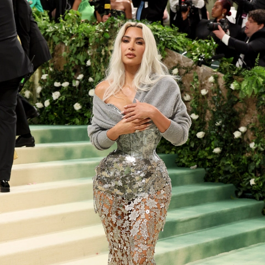 Kim Kardashian Met Gala 2024'te Zırhlandı Kim Kardashian Met Gala 2024'te Zırhlandı