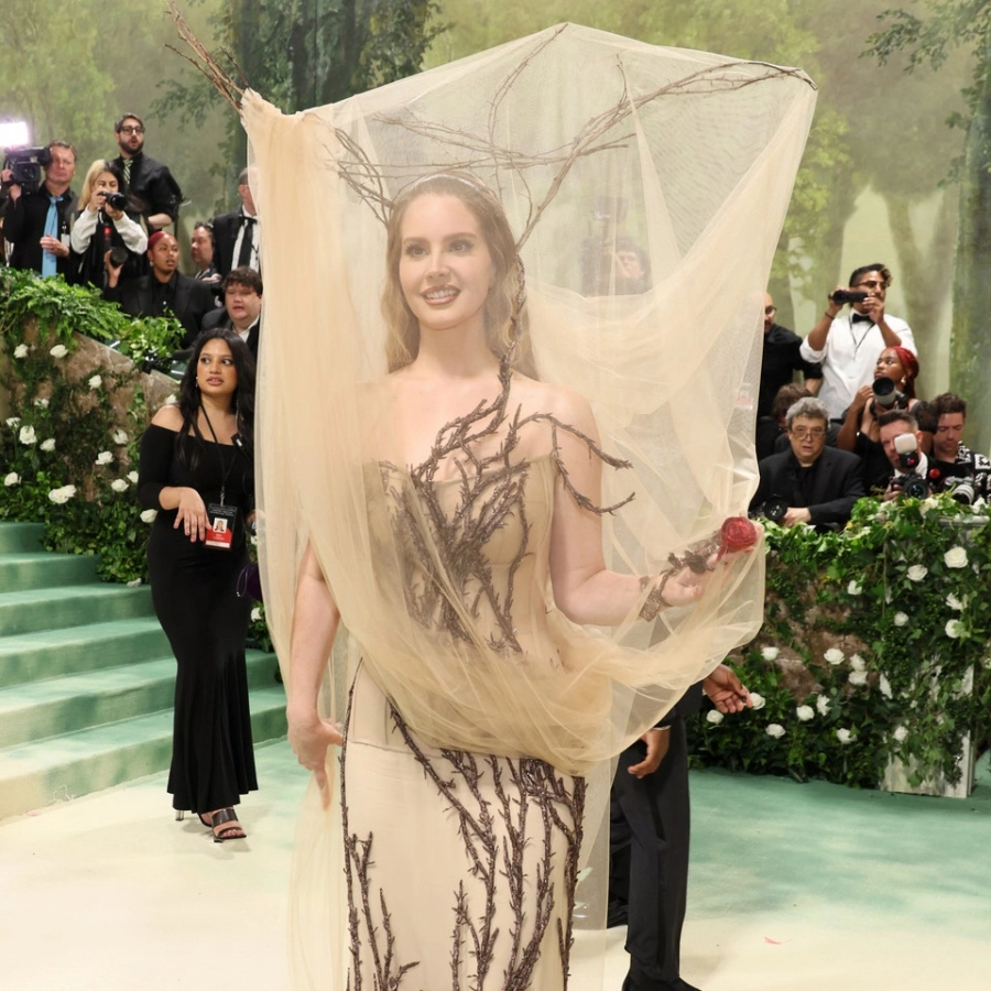 Lana Del Rey İkonik Alexander McQueen Koleksiyonuna Atıfta Bulunuyor Lana Del Rey İkonik Alexander McQueen Koleksiyonuna Atıfta Bulunuyor