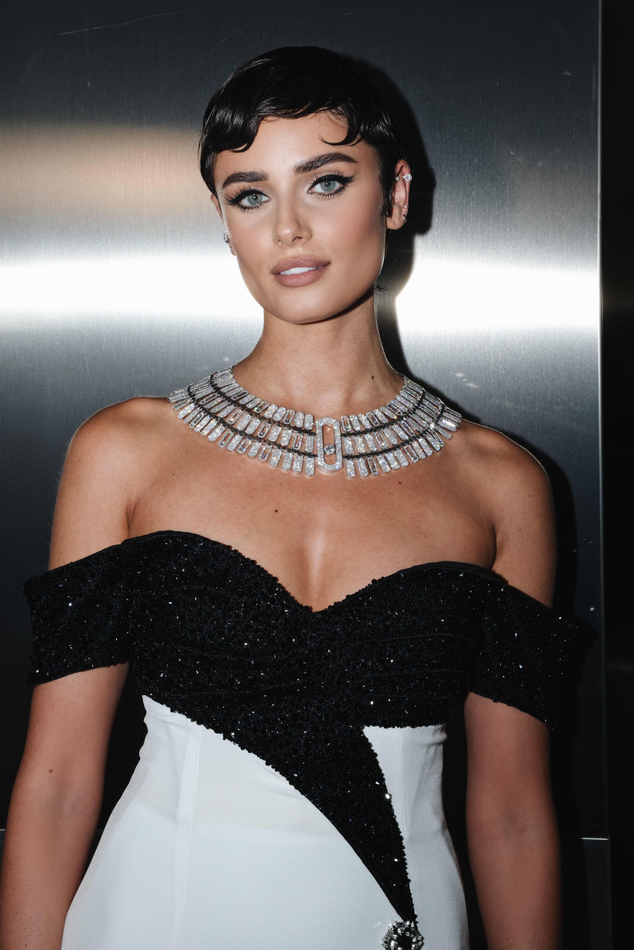 Taylor Hill, Messika