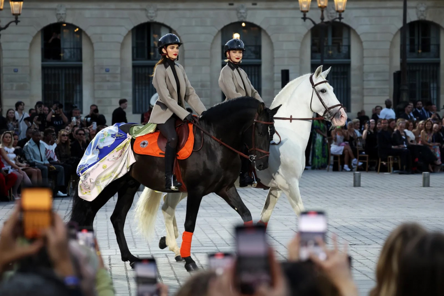 Kendall Jenner ve Gigi Hadid, Hermès ile Vendôme Meydanı’nı Geçti