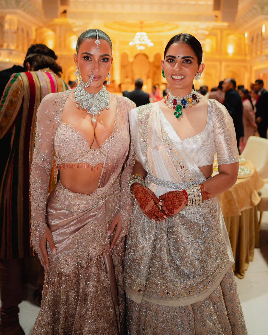 Kim Kardashian ve Isha Ambani. Fotoğraf Joseph Radhik